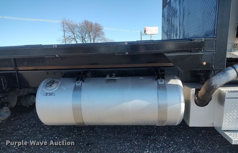 image for item JW9255 2008 Peterbilt 365  flatbed truck