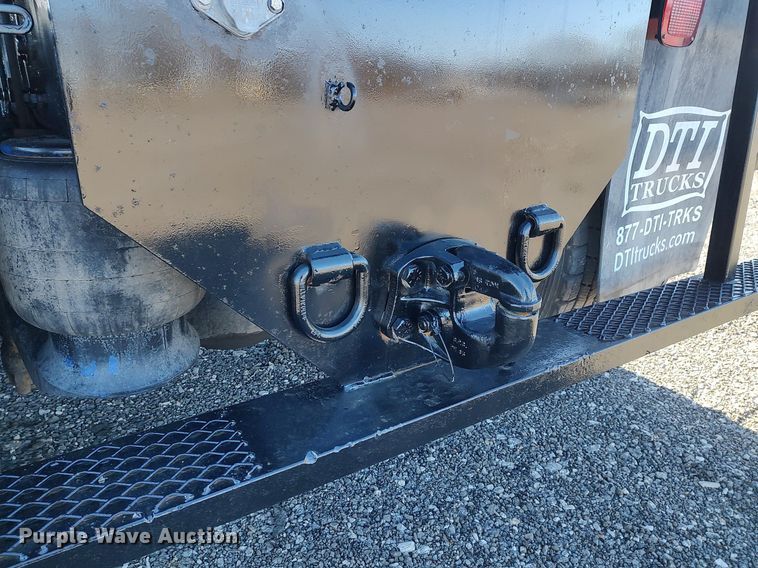 image for item JW9255 2008 Peterbilt 365  flatbed truck