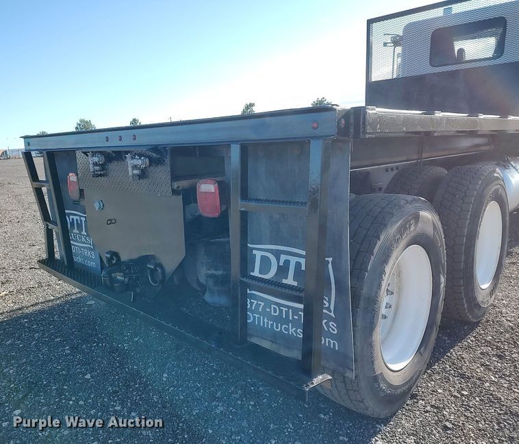 image for item JW9255 2008 Peterbilt 365  flatbed truck