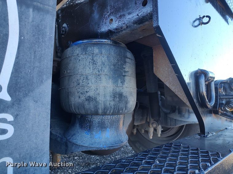 image for item JW9255 2008 Peterbilt 365  flatbed truck