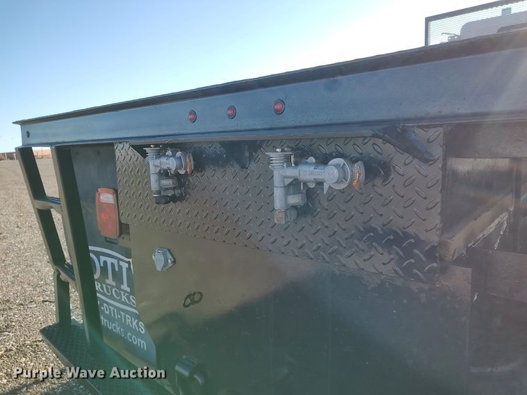 image for item JW9255 2008 Peterbilt 365  flatbed truck