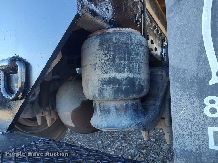 image for item JW9255 2008 Peterbilt 365  flatbed truck