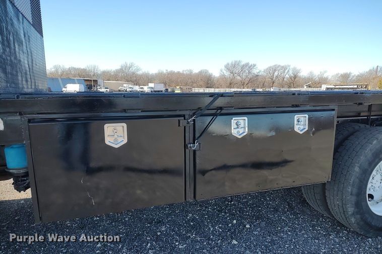 image for item JW9255 2008 Peterbilt 365  flatbed truck