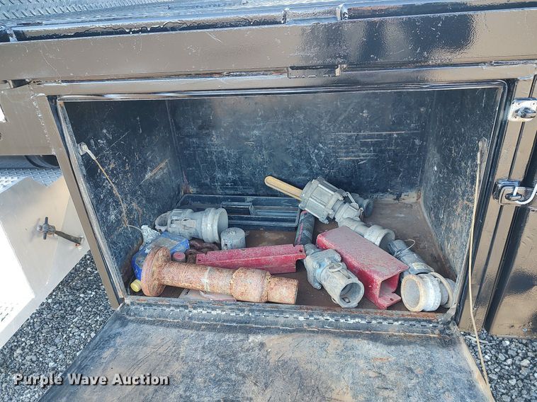 image for item JW9255 2008 Peterbilt 365  flatbed truck