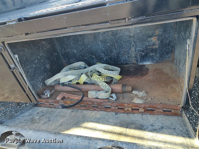 image for item JW9255 2008 Peterbilt 365  flatbed truck