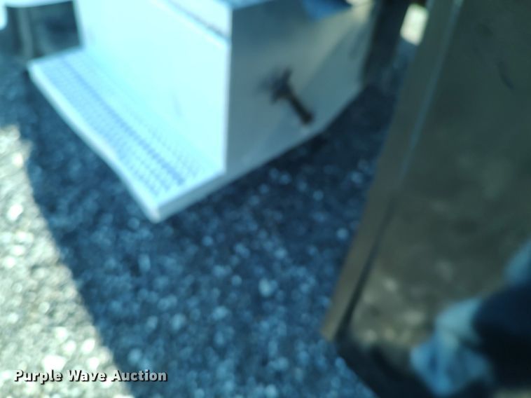 image for item JW9255 2008 Peterbilt 365  flatbed truck