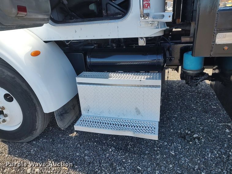 image for item JW9255 2008 Peterbilt 365  flatbed truck