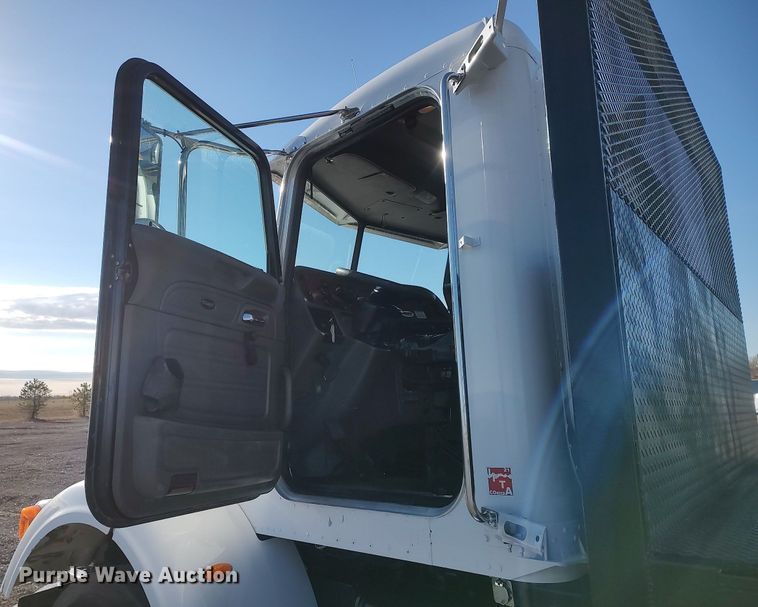 image for item JW9255 2008 Peterbilt 365  flatbed truck