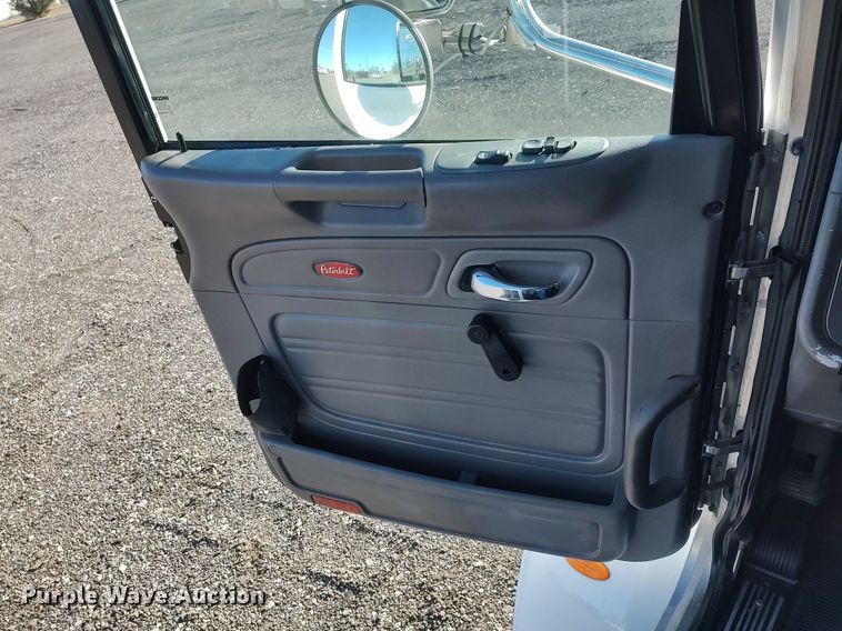 image for item JW9255 2008 Peterbilt 365  flatbed truck