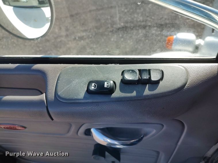 image for item JW9255 2008 Peterbilt 365  flatbed truck