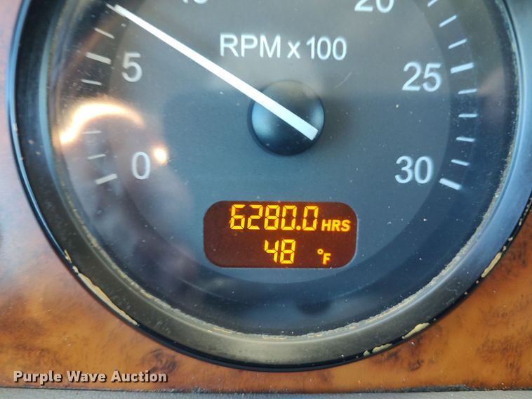 image for item JW9255 2008 Peterbilt 365  flatbed truck