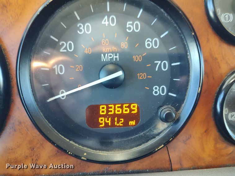 image for item JW9255 2008 Peterbilt 365  flatbed truck