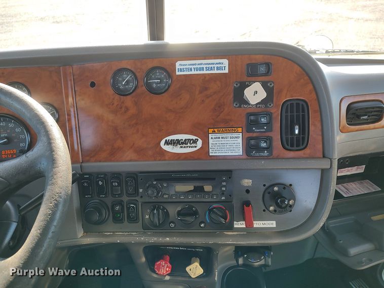 image for item JW9255 2008 Peterbilt 365  flatbed truck