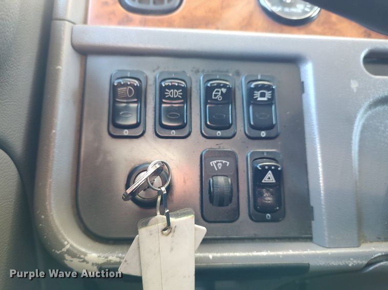 image for item JW9255 2008 Peterbilt 365  flatbed truck