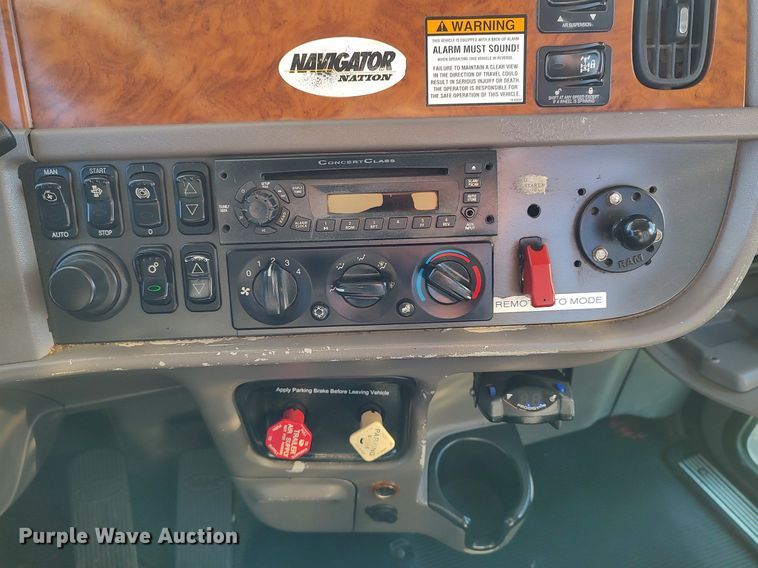 image for item JW9255 2008 Peterbilt 365  flatbed truck