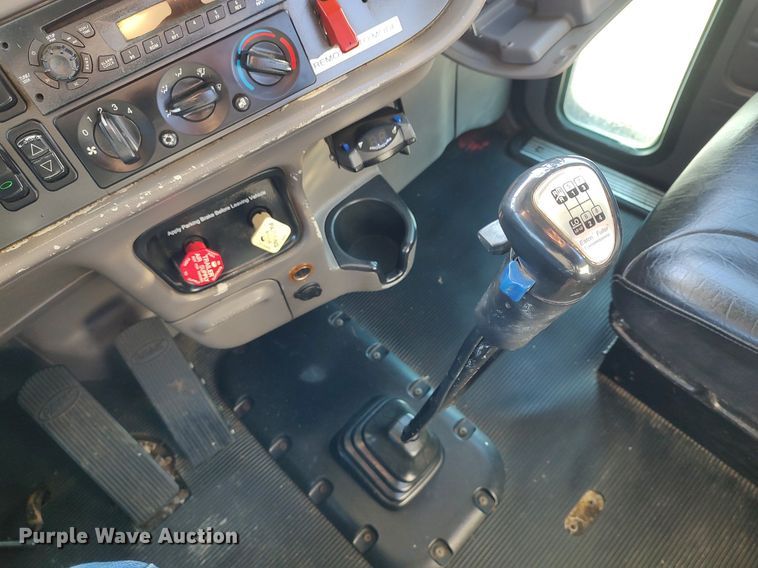 image for item JW9255 2008 Peterbilt 365  flatbed truck