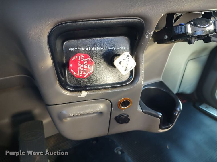 image for item JW9255 2008 Peterbilt 365  flatbed truck