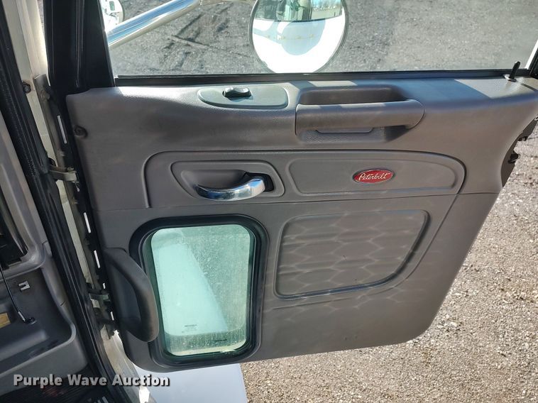 image for item JW9255 2008 Peterbilt 365  flatbed truck