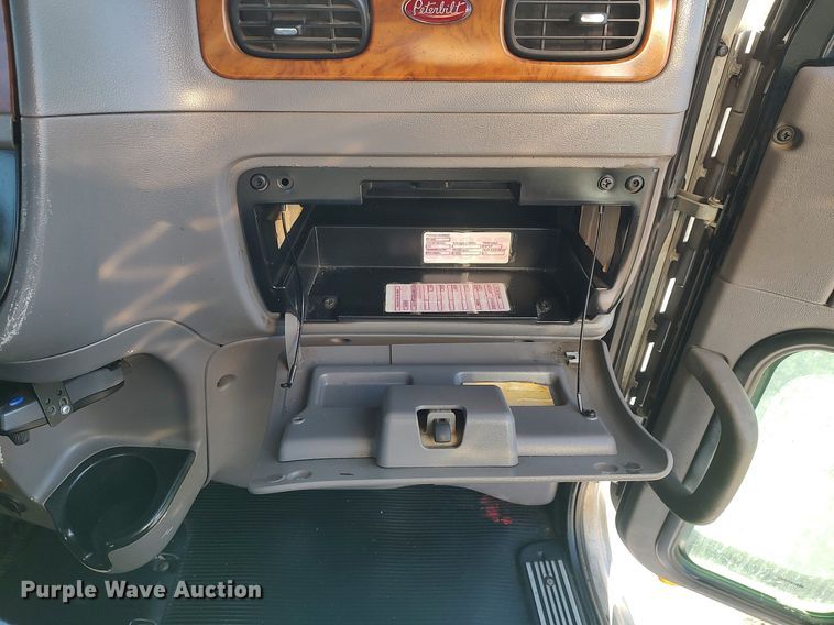 image for item JW9255 2008 Peterbilt 365  flatbed truck