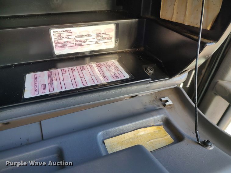 image for item JW9255 2008 Peterbilt 365  flatbed truck