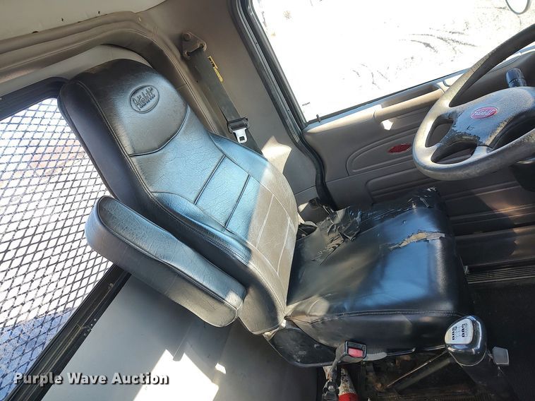 image for item JW9255 2008 Peterbilt 365  flatbed truck