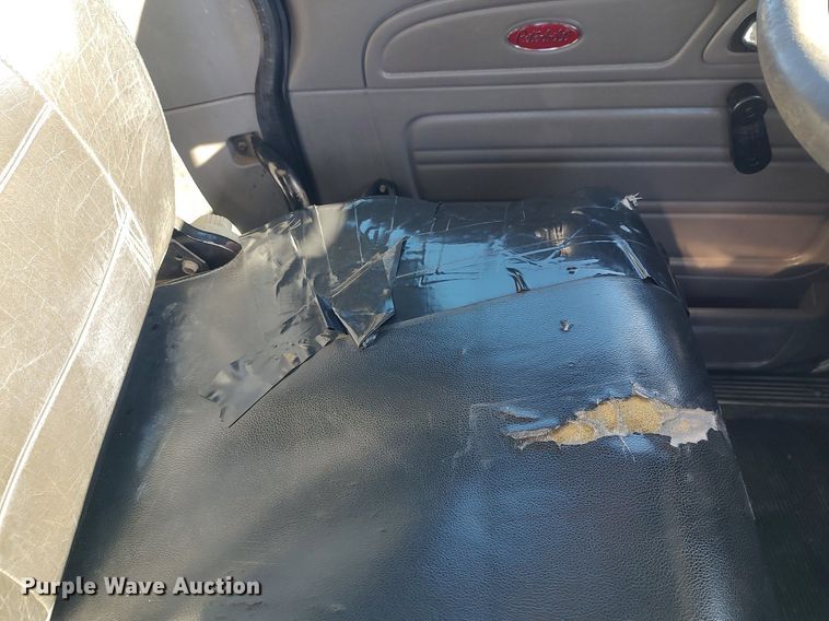 image for item JW9255 2008 Peterbilt 365  flatbed truck