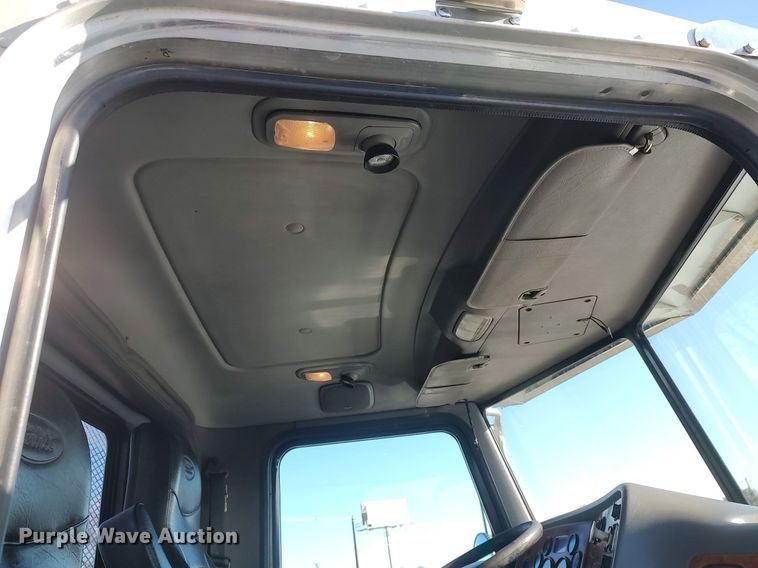 image for item JW9255 2008 Peterbilt 365  flatbed truck