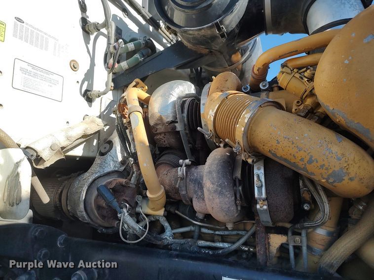 image for item JW9255 2008 Peterbilt 365  flatbed truck