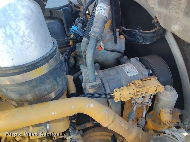 image for item JW9255 2008 Peterbilt 365  flatbed truck