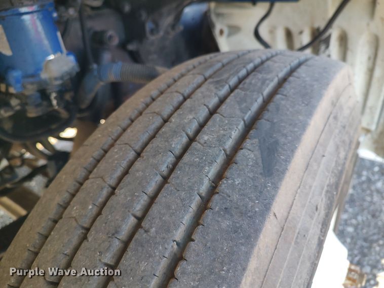 image for item JW9255 2008 Peterbilt 365  flatbed truck