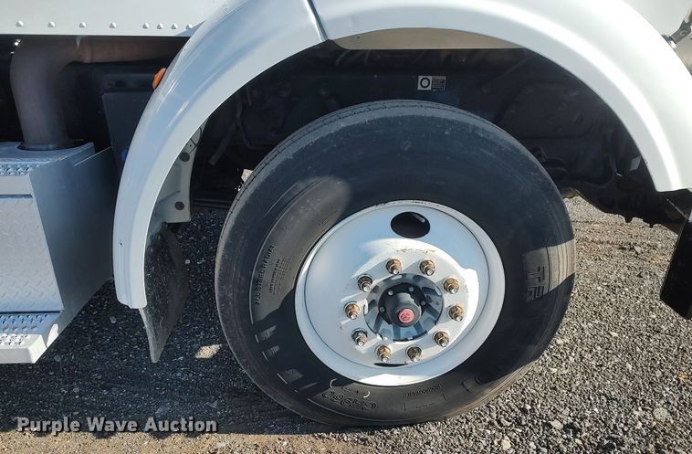 image for item JW9255 2008 Peterbilt 365  flatbed truck