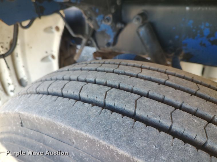 image for item JW9255 2008 Peterbilt 365  flatbed truck