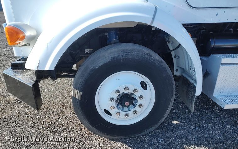 image for item JW9255 2008 Peterbilt 365  flatbed truck