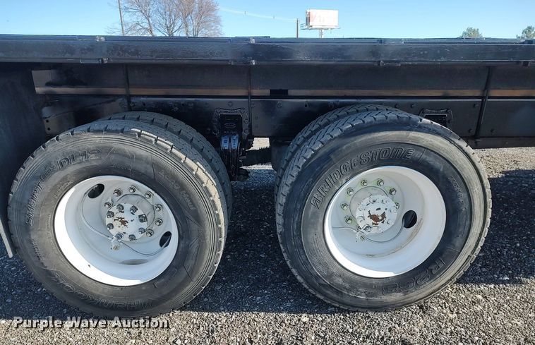 image for item JW9255 2008 Peterbilt 365  flatbed truck