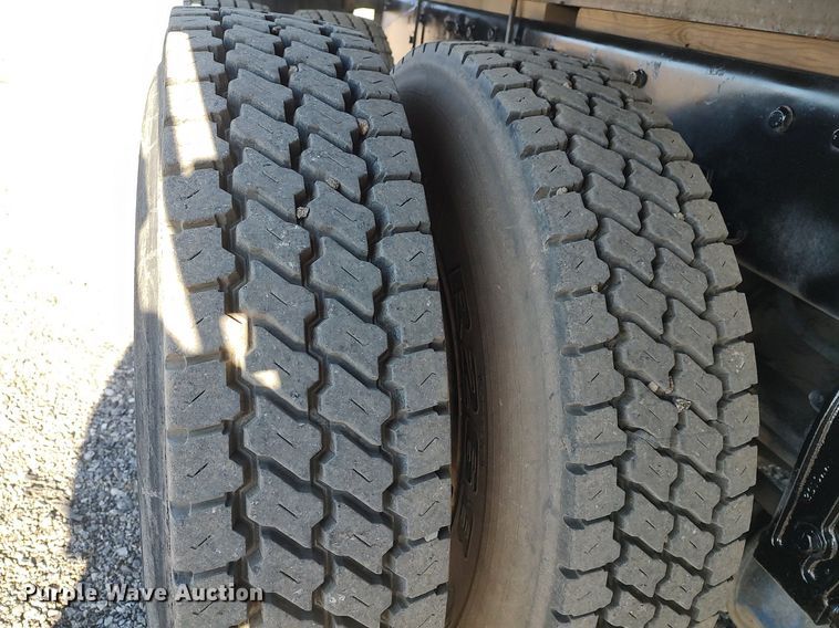 image for item JW9255 2008 Peterbilt 365  flatbed truck