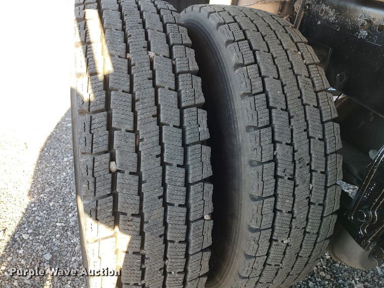 image for item JW9255 2008 Peterbilt 365  flatbed truck