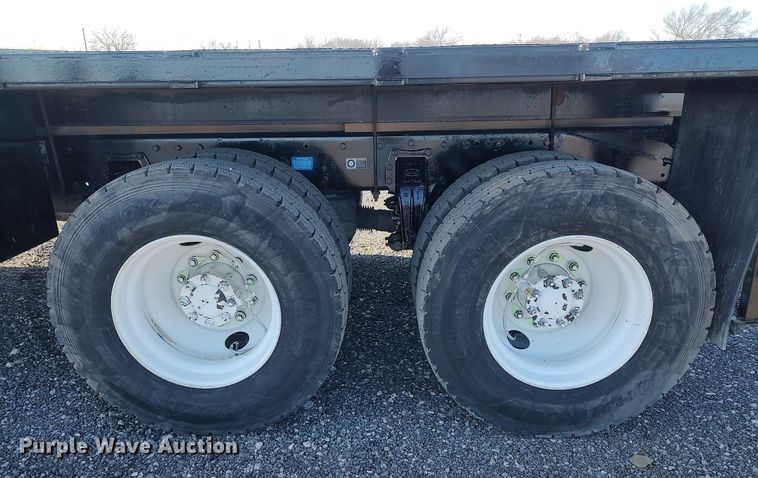 image for item JW9255 2008 Peterbilt 365  flatbed truck