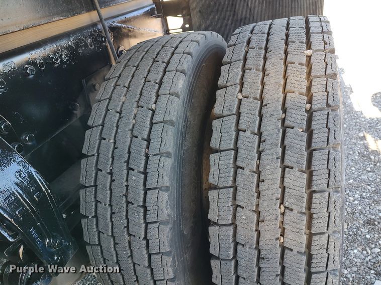 image for item JW9255 2008 Peterbilt 365  flatbed truck