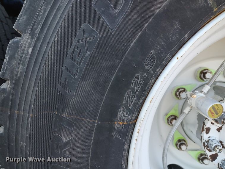 image for item JW9255 2008 Peterbilt 365  flatbed truck