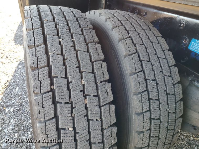 image for item JW9255 2008 Peterbilt 365  flatbed truck