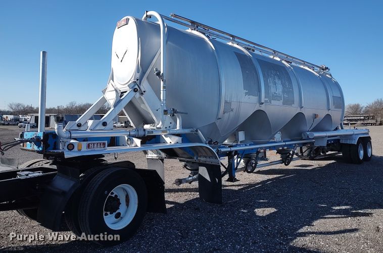 image for item JW9256 1995 Heil  pneumatic dry bulk trailer