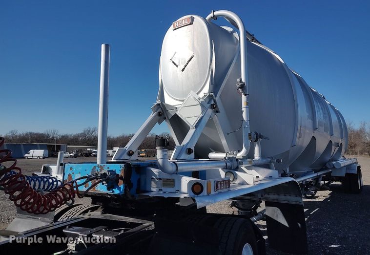 image for item JW9256 1995 Heil  pneumatic dry bulk trailer