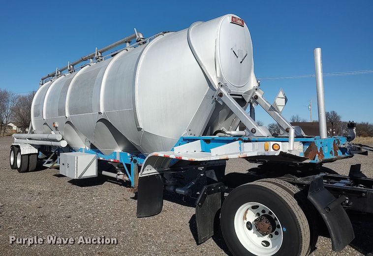 image for item JW9256 1995 Heil  pneumatic dry bulk trailer