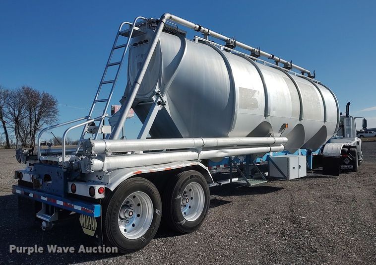 image for item JW9256 1995 Heil  pneumatic dry bulk trailer