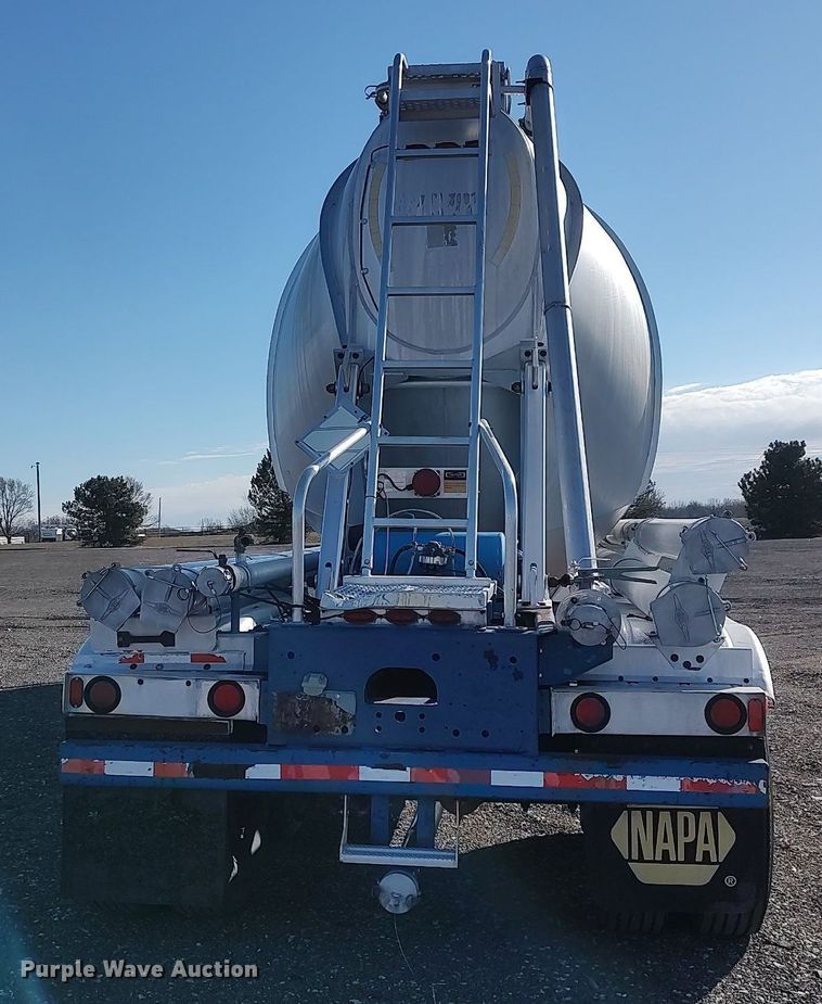 image for item JW9256 1995 Heil  pneumatic dry bulk trailer