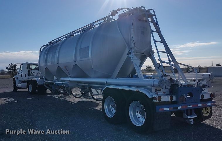 image for item JW9256 1995 Heil  pneumatic dry bulk trailer