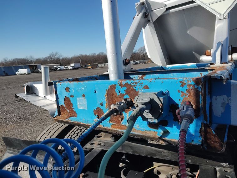 image for item JW9256 1995 Heil  pneumatic dry bulk trailer