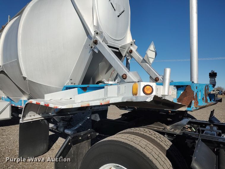 image for item JW9256 1995 Heil  pneumatic dry bulk trailer