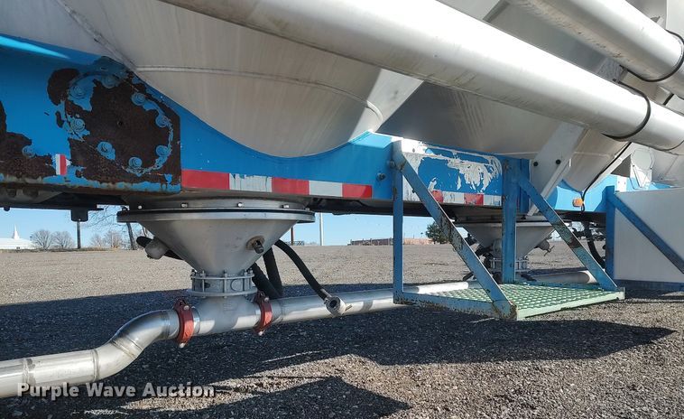 image for item JW9256 1995 Heil  pneumatic dry bulk trailer