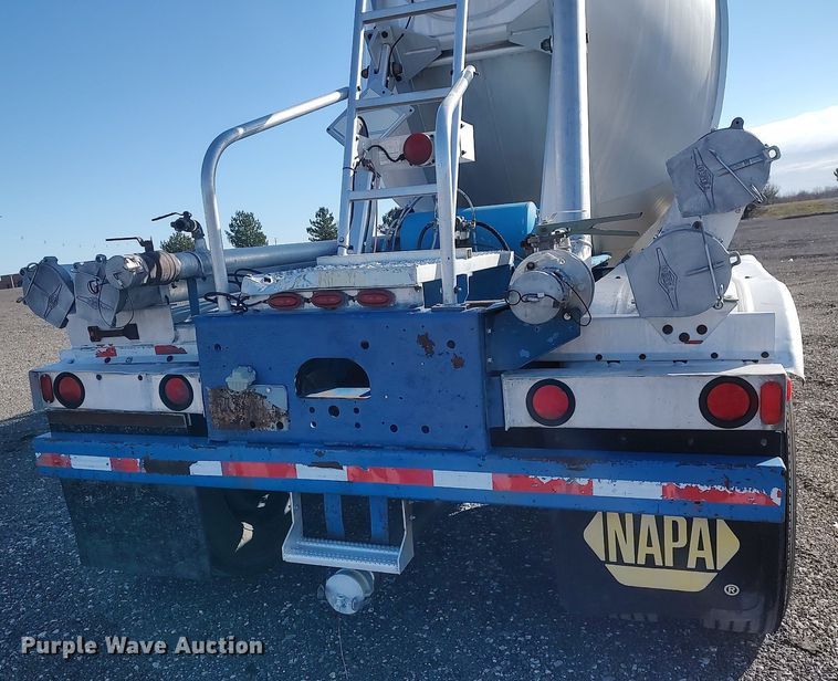 image for item JW9256 1995 Heil  pneumatic dry bulk trailer